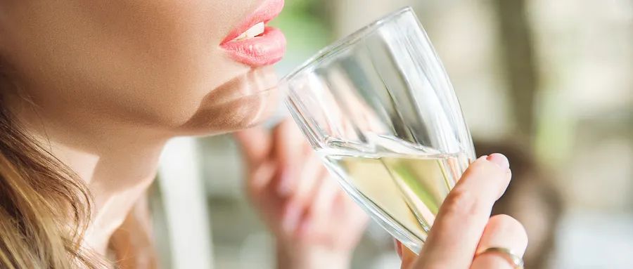 白酒兌什么飲料好喝_白酒兌飲料對身體有害嗎_兌白酒飲料喝好還是不好