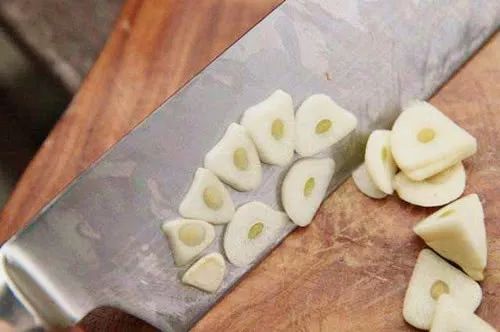 大蒜泡白酒有何功效_大蒜泡白酒能治什么病怎么復(fù)用_白酒泡大蒜有什么功效和作用