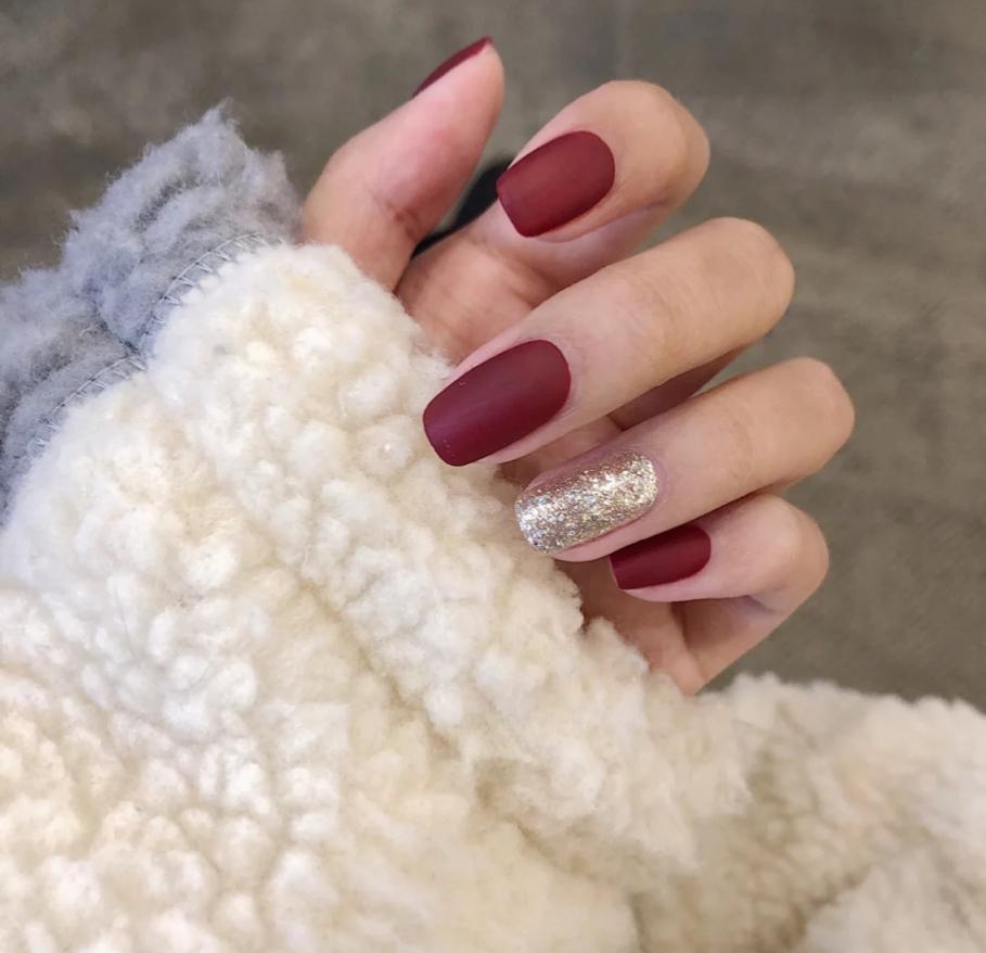 美甲酒紅色怎么調出來的_酒紅色美甲款式_美甲酒紅色