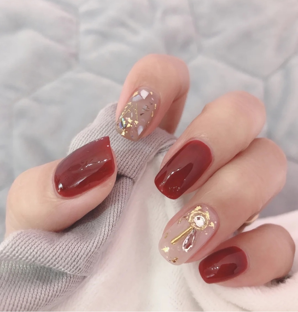 酒紅色美甲款式_美甲酒紅色怎么調出來的_美甲酒紅色