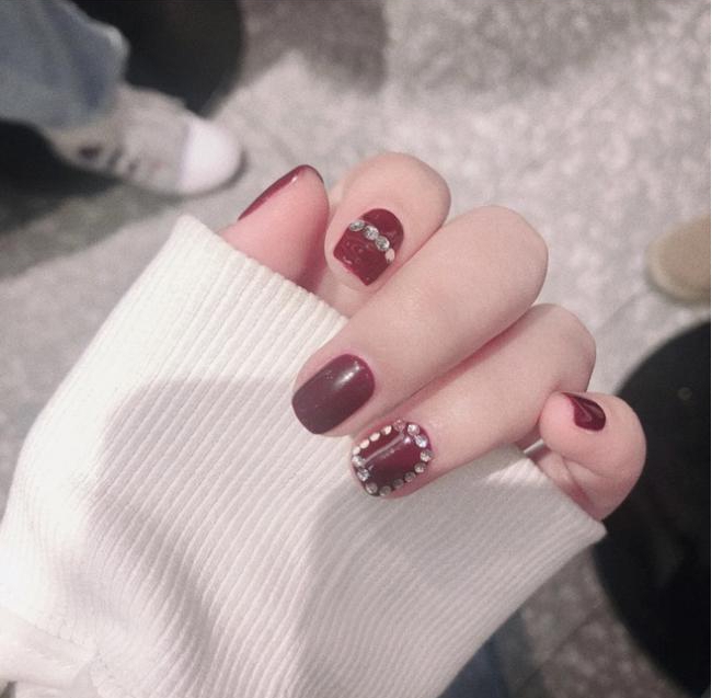 美甲酒紅色_酒紅色美甲款式_美甲酒紅色怎么調出來的