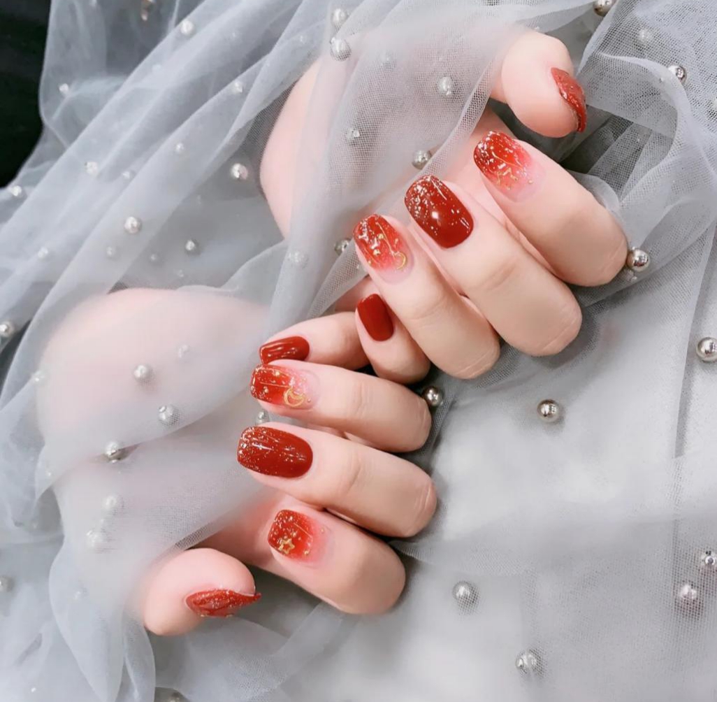 美甲酒紅色怎么調出來的_酒紅色美甲款式_美甲酒紅色